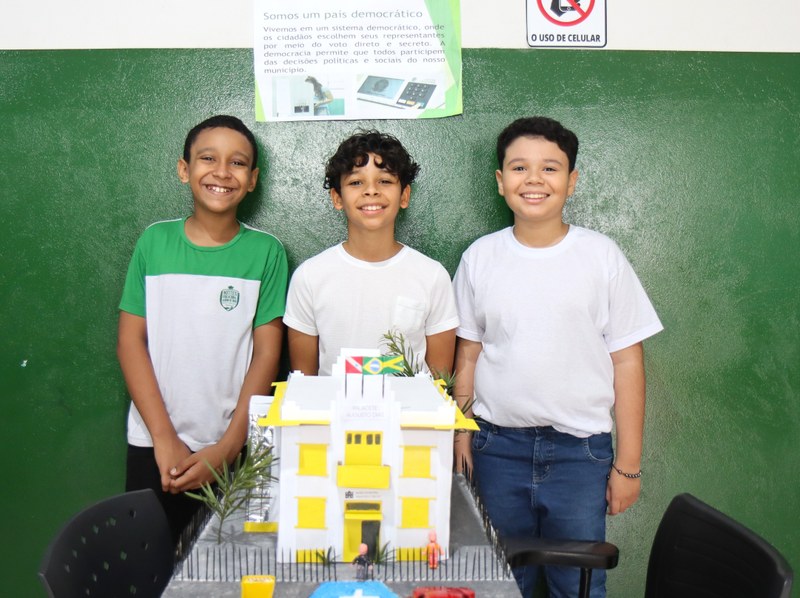Elmar prestigia Feira Cultural na Escola Jardim de Deus