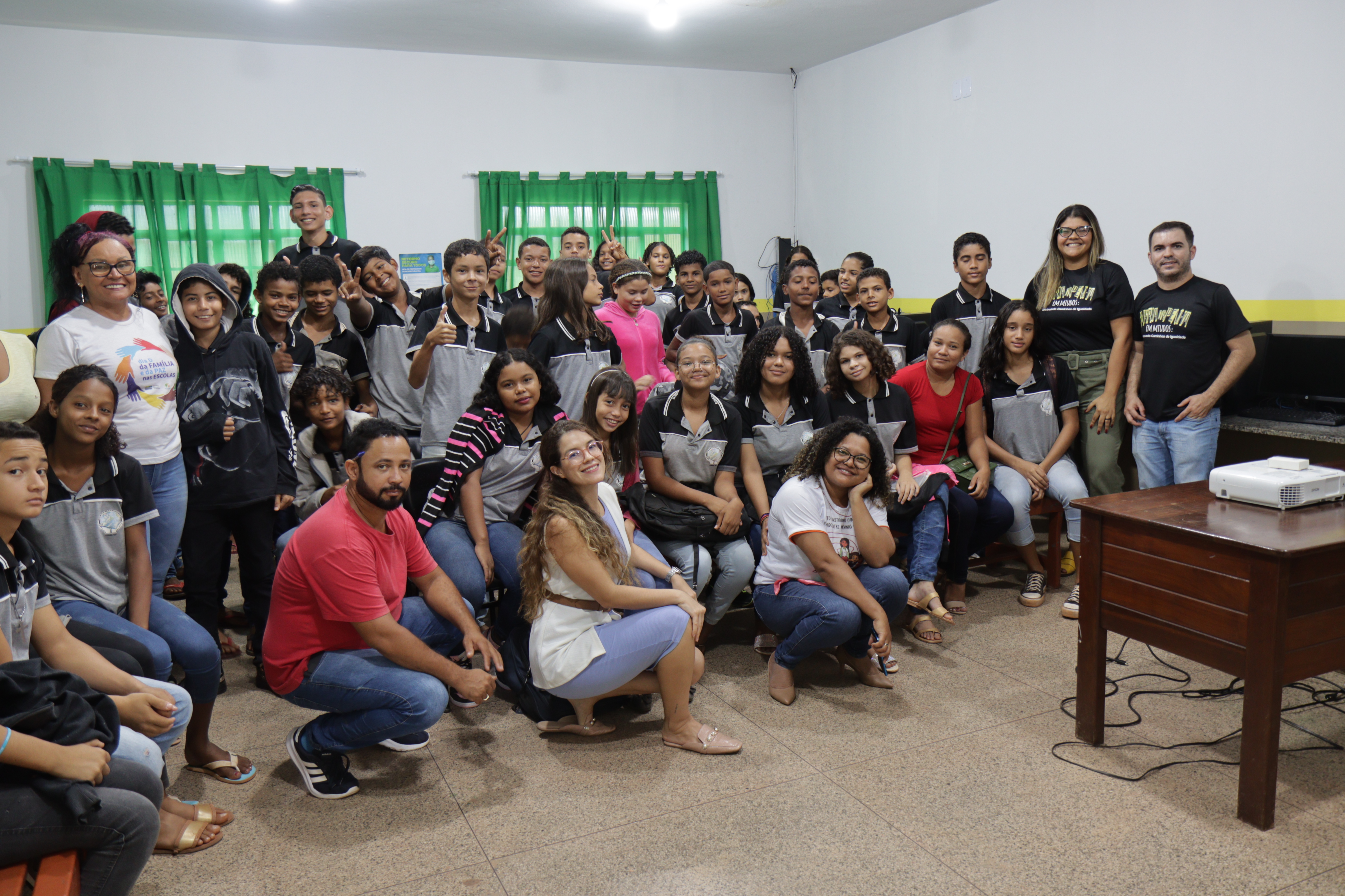 Escola do legislativo e coordenadoria especial de políticas públicas para a mulher realizam roda de conversa sobre a lei Maria da Penha na escola São Francisco