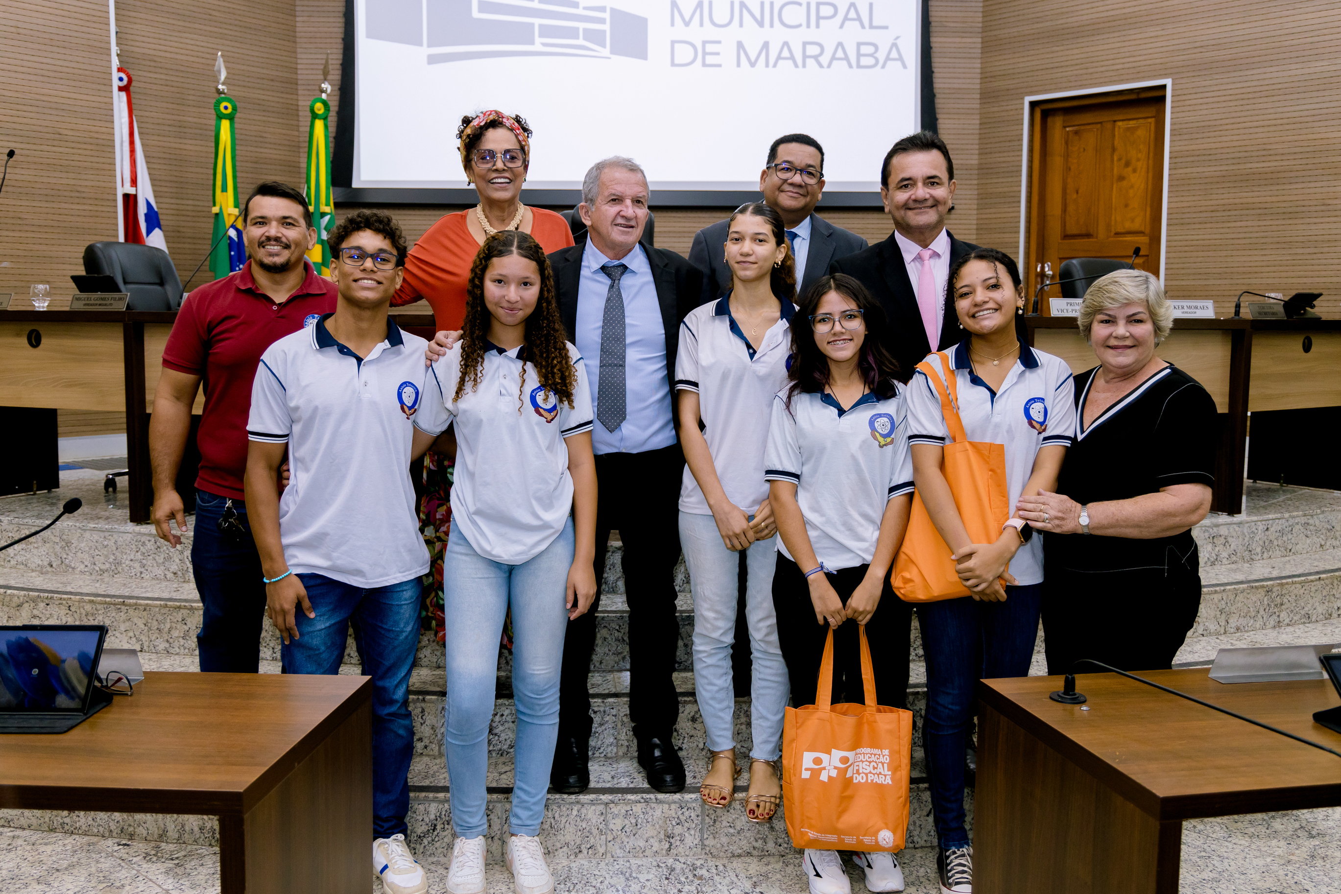  Jovens Parlamentares da Escola Anísio Teixeira se reuniram com o Presidente da Câmara Alécio Stringari