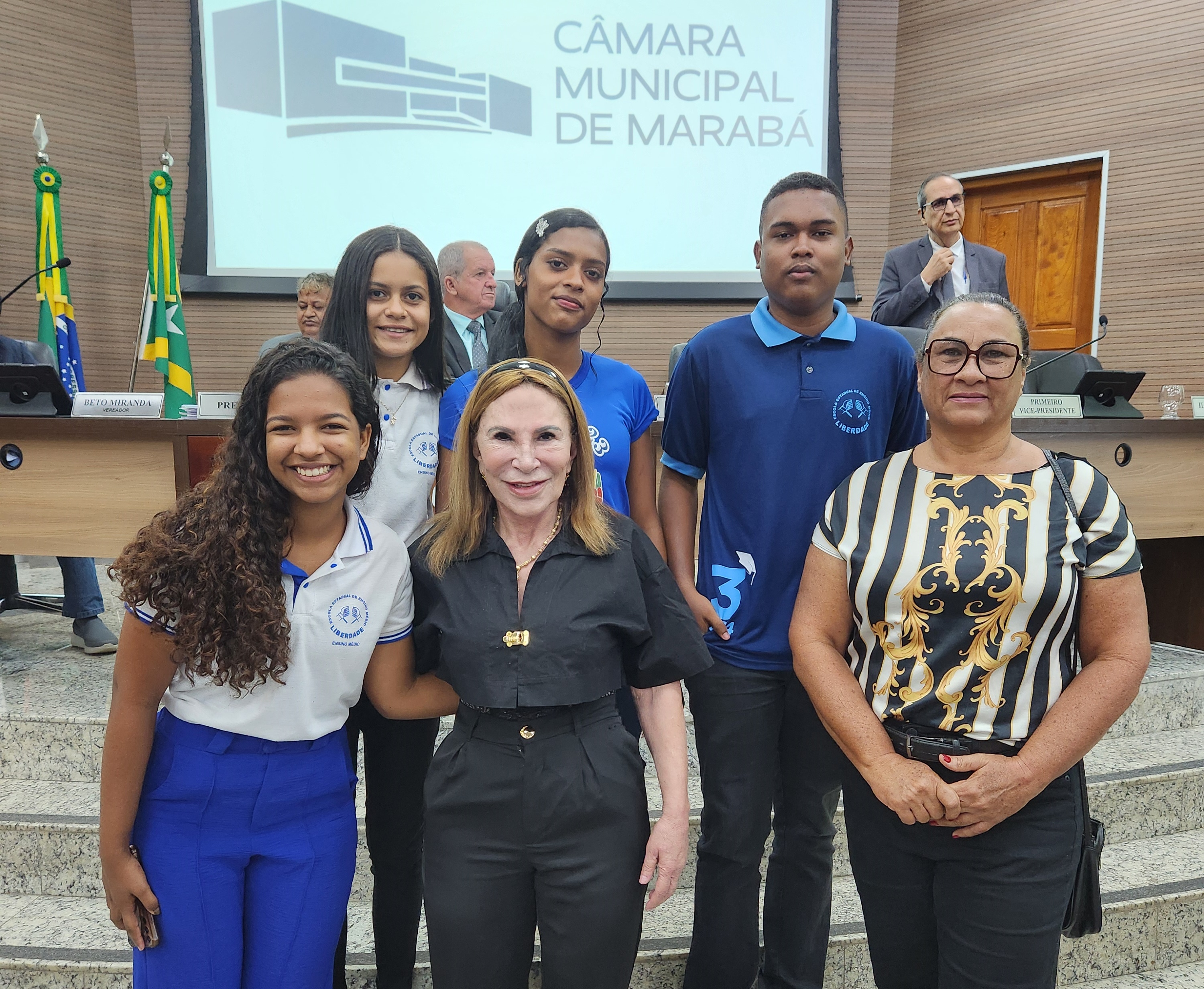 Jovens Parlamentares da Escola Liberdade se reúnem com a vereadora Elza Miranda