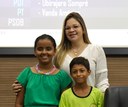 Vereadora Maiana Stringari recebe visita dos vereadores mirins da Escola Francisca de Oliveira