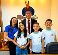 O vereador Ubirajara Sompré, recebeu os vereadores mirins da Escola Luzia Nunes