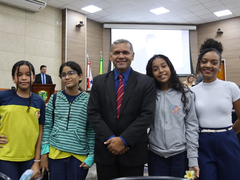 Orlando Elias recebe vereadores mirins da escola Botinho Encantado