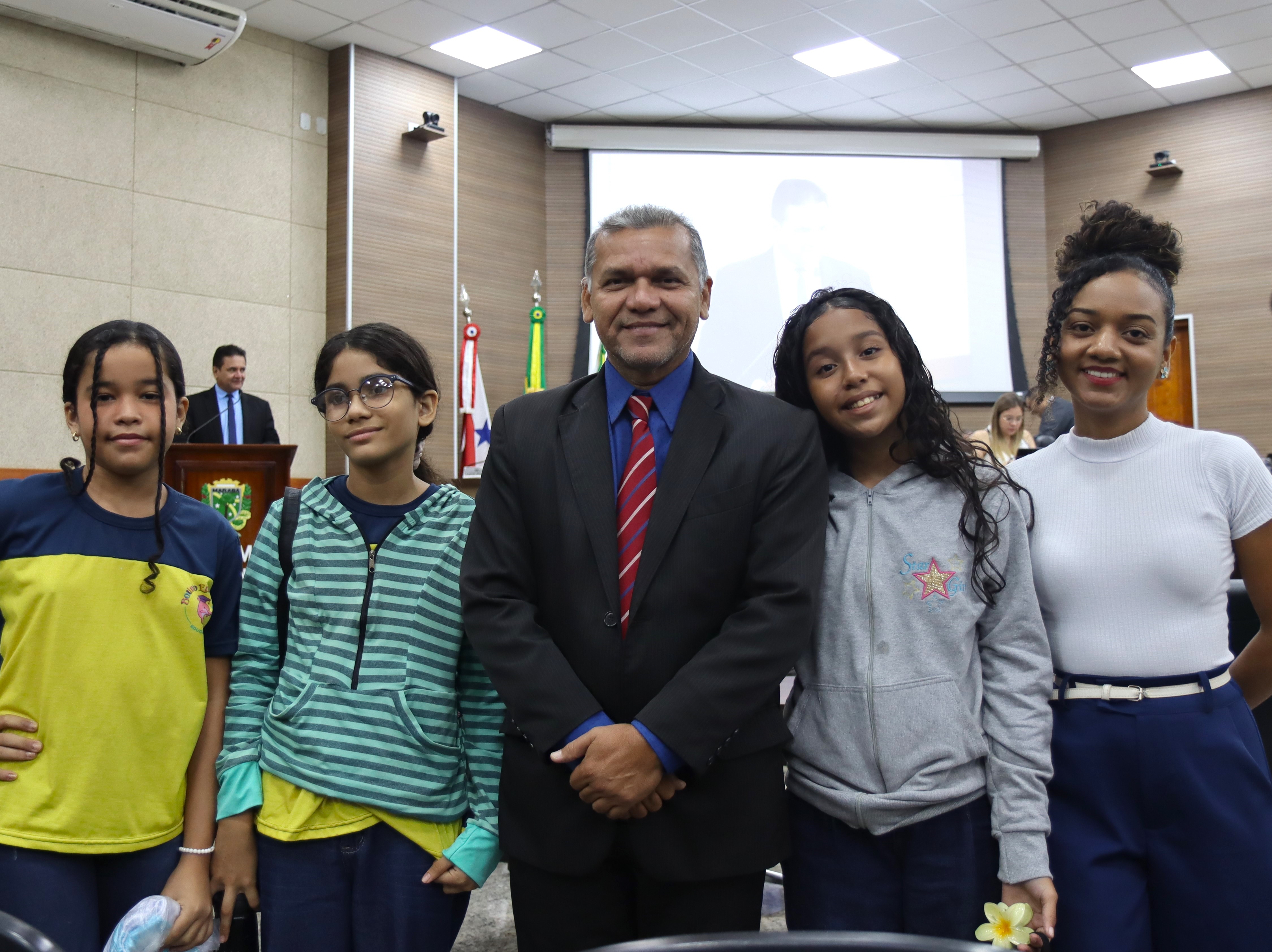 Orlando Elias recebe vereadores mirins da escola Botinho Encantado