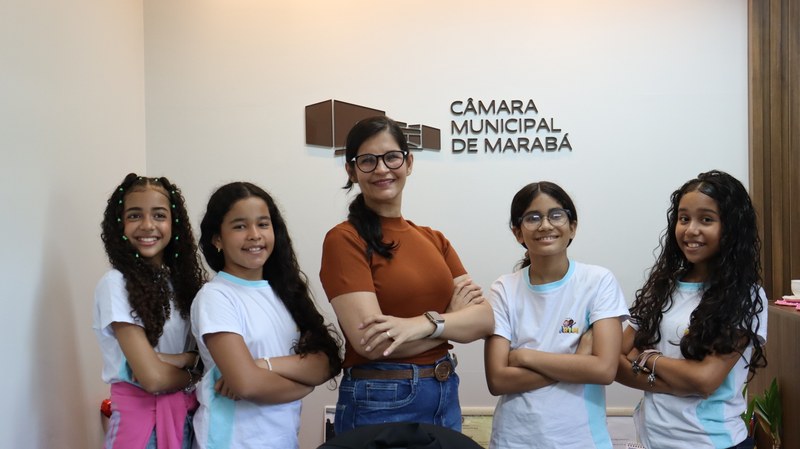 Priscila Veloso recebe vereadoras mirins da Escola Botinho Encantado