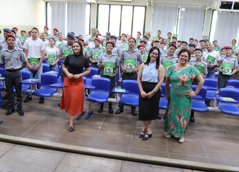 Projeto Constituição em Miúdos: Elmar realiza palestra no CMRIO