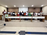 Cabo Rodrigo entrega Moção de Aplausos à equipe gestora do CMRio