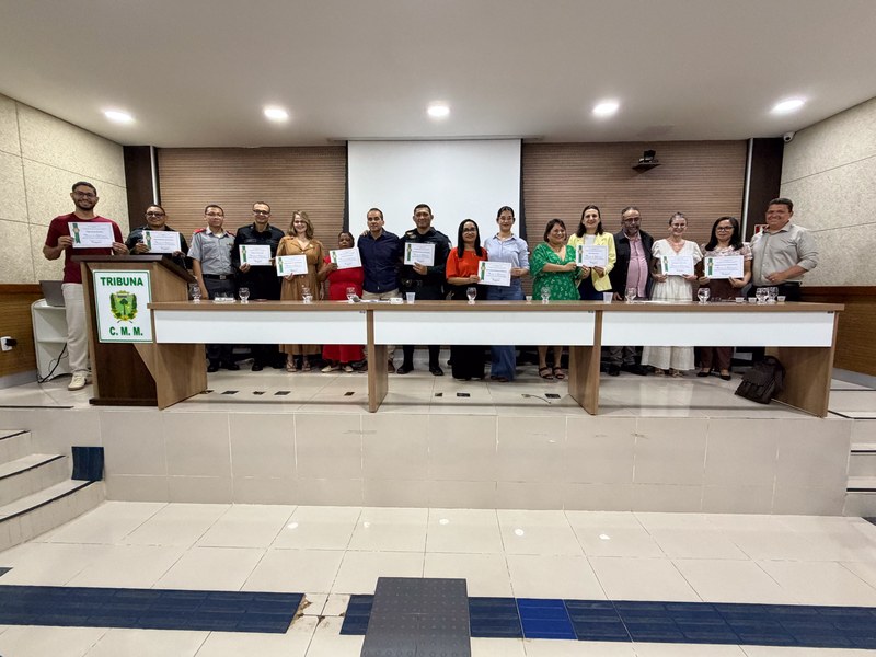 Cabo Rodrigo entrega Moção de Aplausos à equipe gestora do CMRio