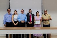 Câmara entrega Moção de Aplauso à professora e escritora marabaense