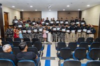 Câmara entrega Moção de Aplausos a 34 policiais