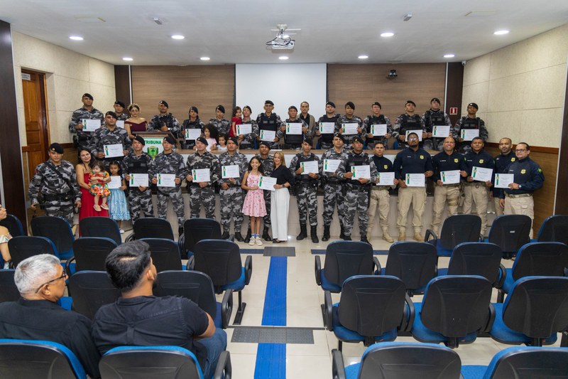 Câmara entrega Moção de Aplausos a 34 policiais