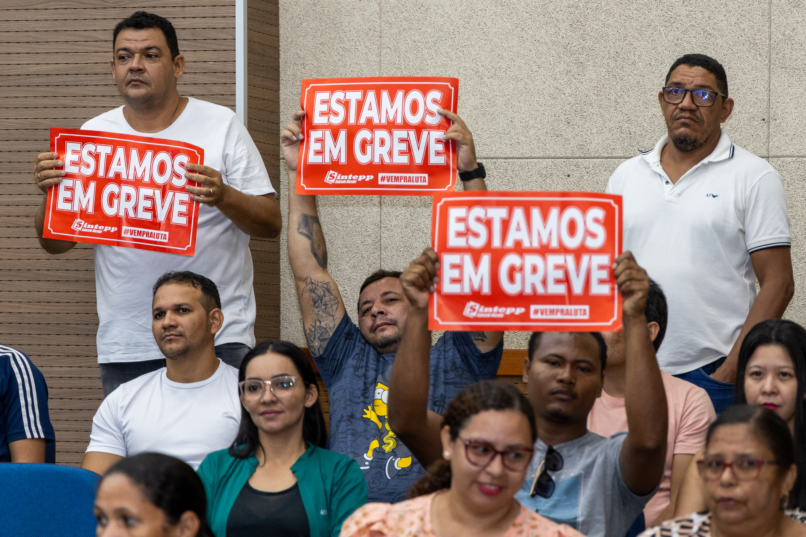 Educadores, em greve, pedem intermediação dos vereadores