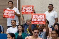 Educadores, em greve, pedem intermediação dos vereadores