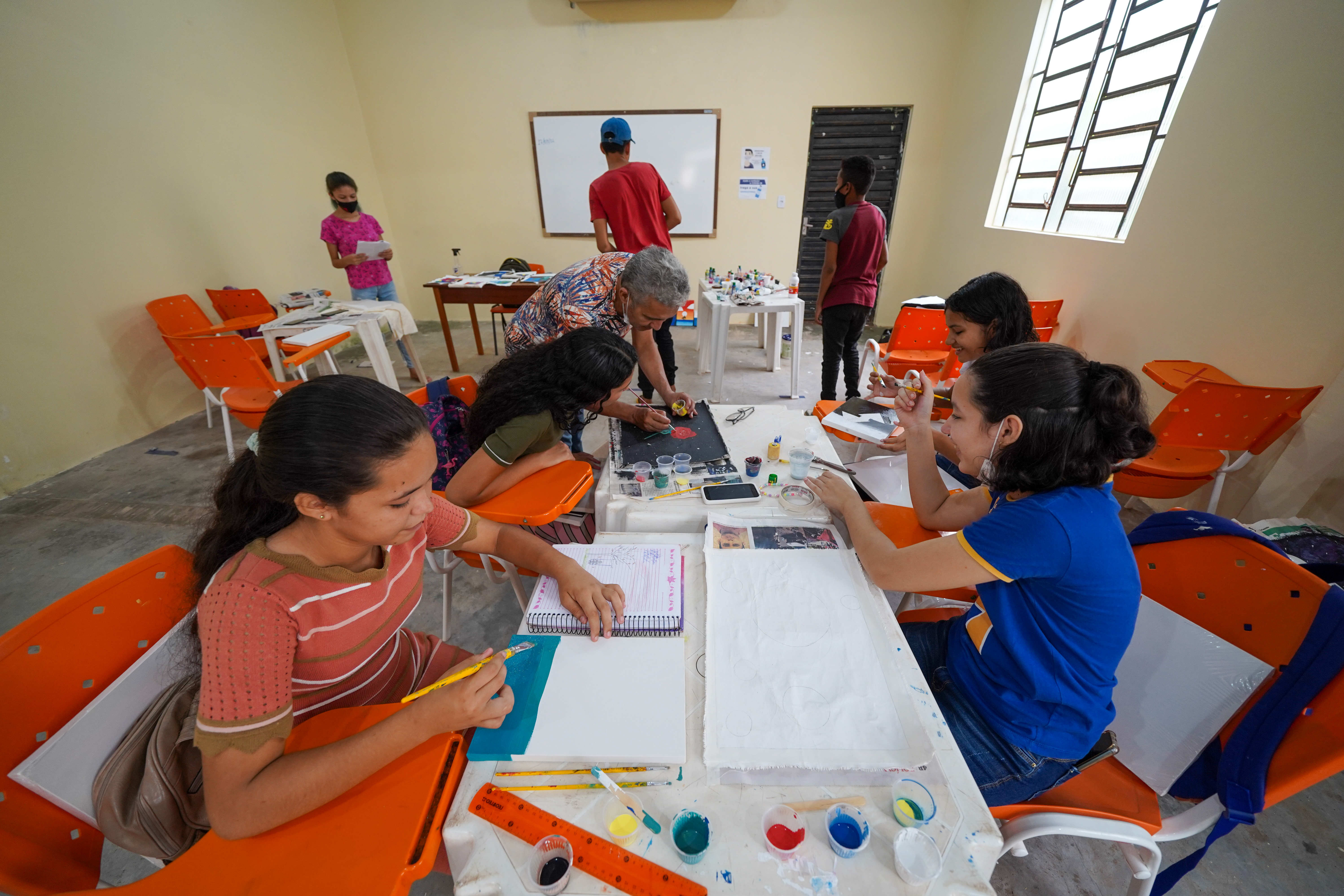 Elmar promove curso de pintura para alunos de escolas públicas