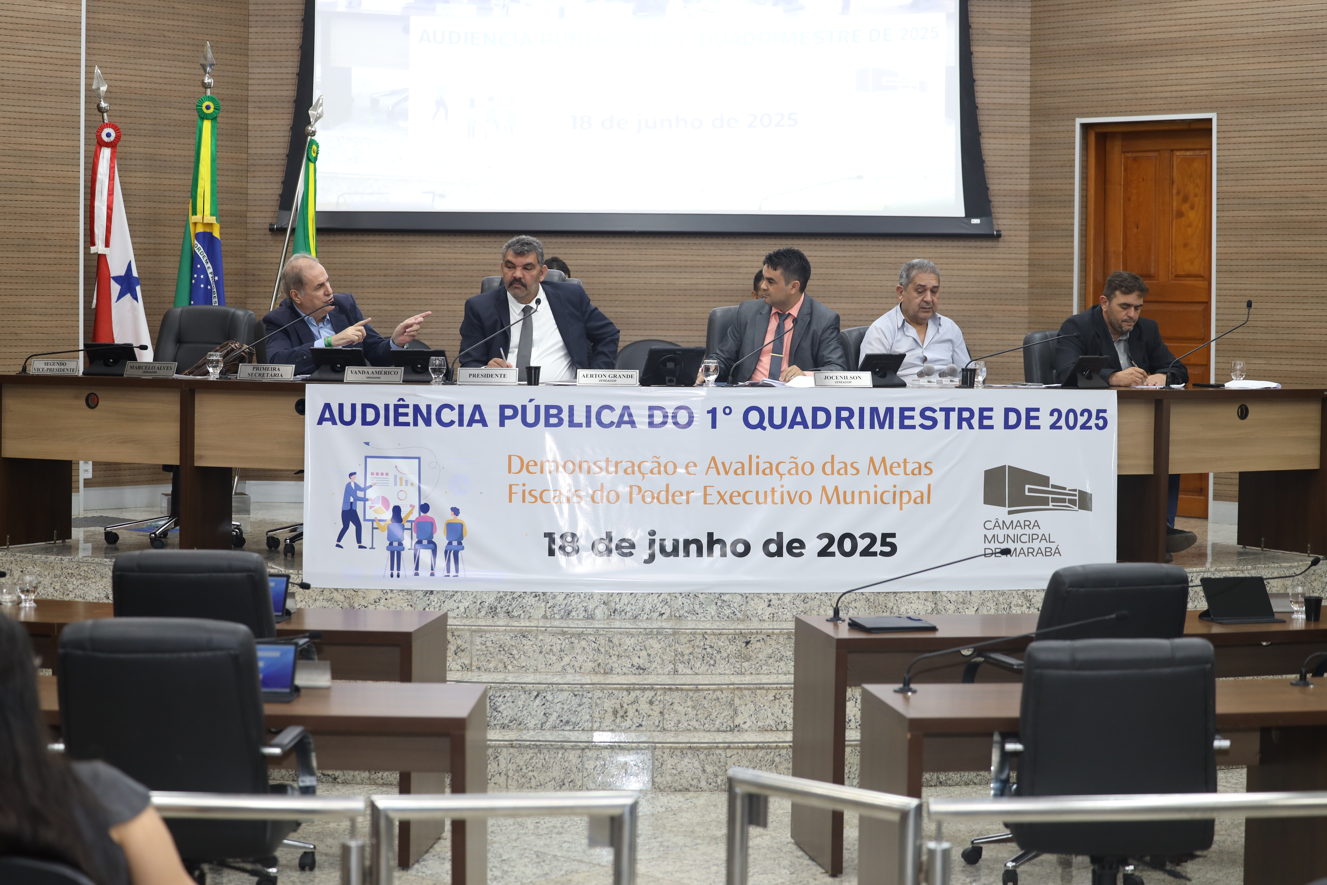 𝗘𝗺 𝗮𝘂𝗱𝗶𝗲̂𝗻𝗰𝗶𝗮 𝘀𝗼𝗯𝗿𝗲 𝗽𝗿𝗲𝘀𝘁𝗮𝗰̧𝗮̃𝗼 𝗱𝗲 𝗰𝗼𝗻𝘁𝗮𝘀, 𝘃𝗲𝗿𝗲𝗮𝗱𝗼𝗿 𝗰𝗼𝗯𝗿𝗮 𝗺𝗮𝗶𝘀 𝗶𝗻𝘃𝗲𝘀𝘁𝗶𝗺𝗲𝗻𝘁𝗼 𝗲𝗺 𝘀𝗲𝗿𝘃𝗶𝗰̧𝗼𝘀 𝗲𝘀𝘀𝗲𝗻𝗰𝗶𝗮𝗶𝘀