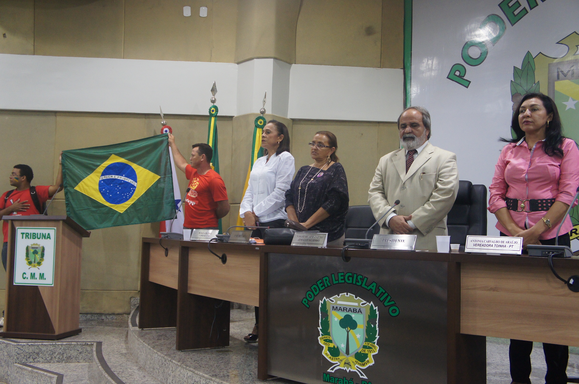 Em greve: Servidores lotam a Câmara e pedem abertura de comissão processante