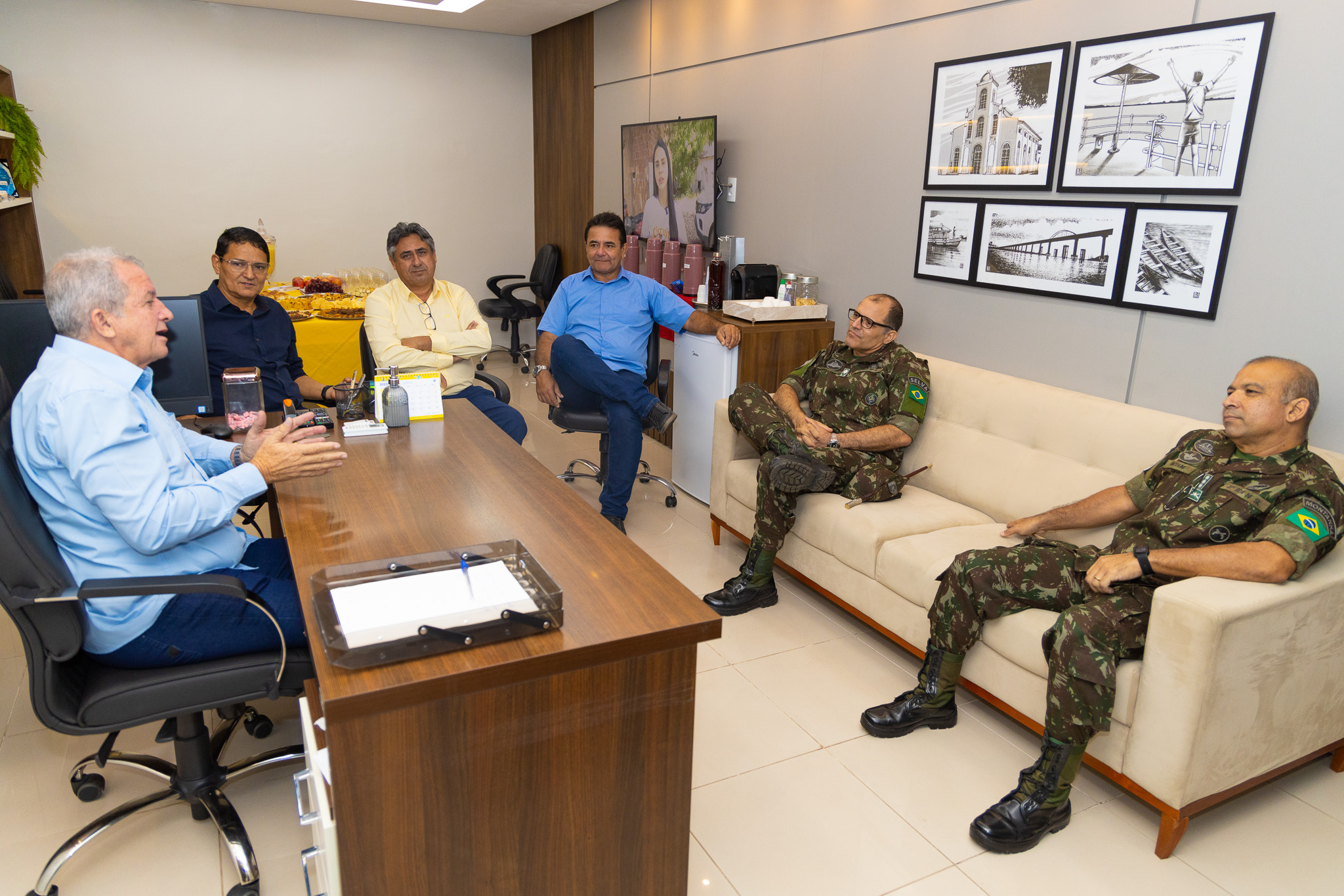 General visita vereadores e convida para passagem de comando na 23ª Brigada