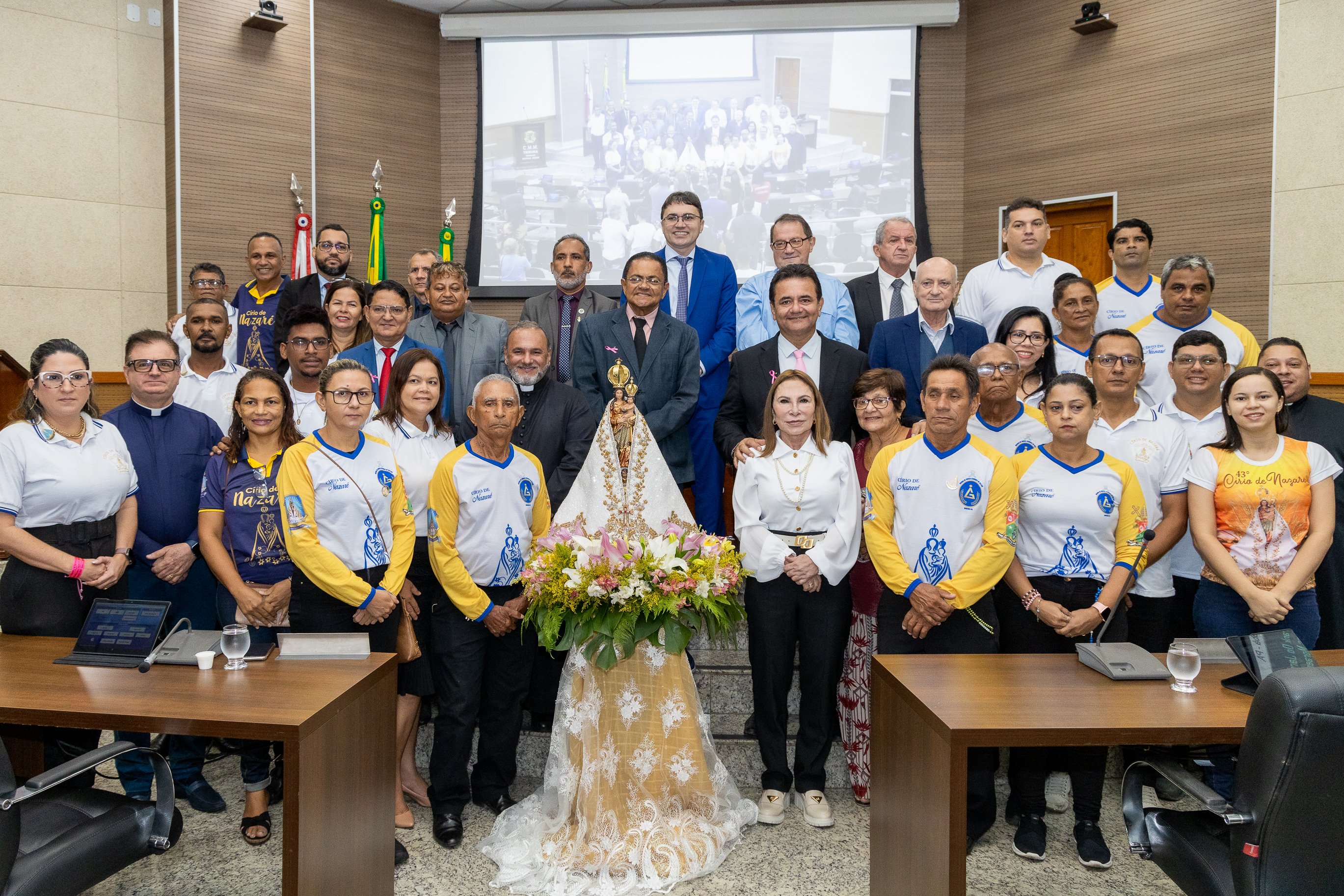 Imagem peregrina de Nossa Senhora visita o Poder Legislativo