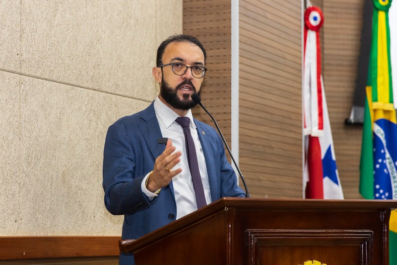 Miterran Feitosa apresenta projeto para município contratar ONGs