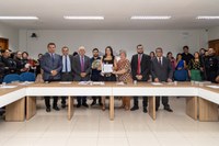 Policial penal que salvou mulher de feminicídio em lanchonete é homenageada na Câmara
