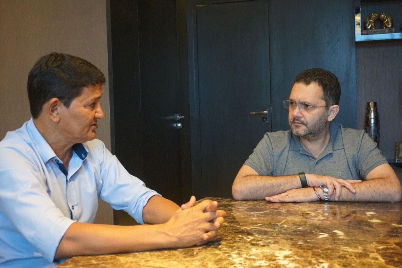 Presidente da Câmara discute demandas com deputado Chamonzinho