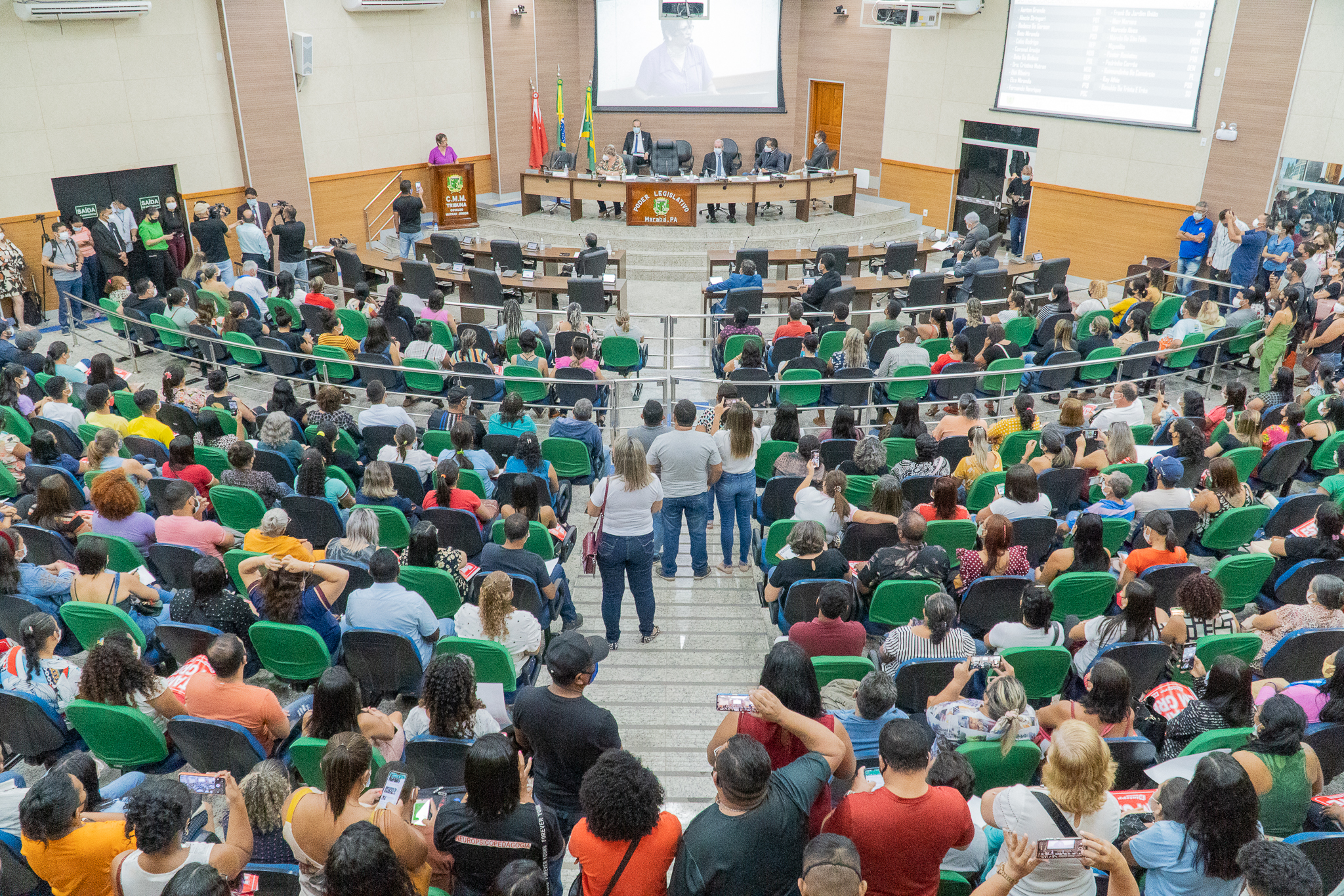 Professores participam de sessão e clamam por reajuste e outras demandas