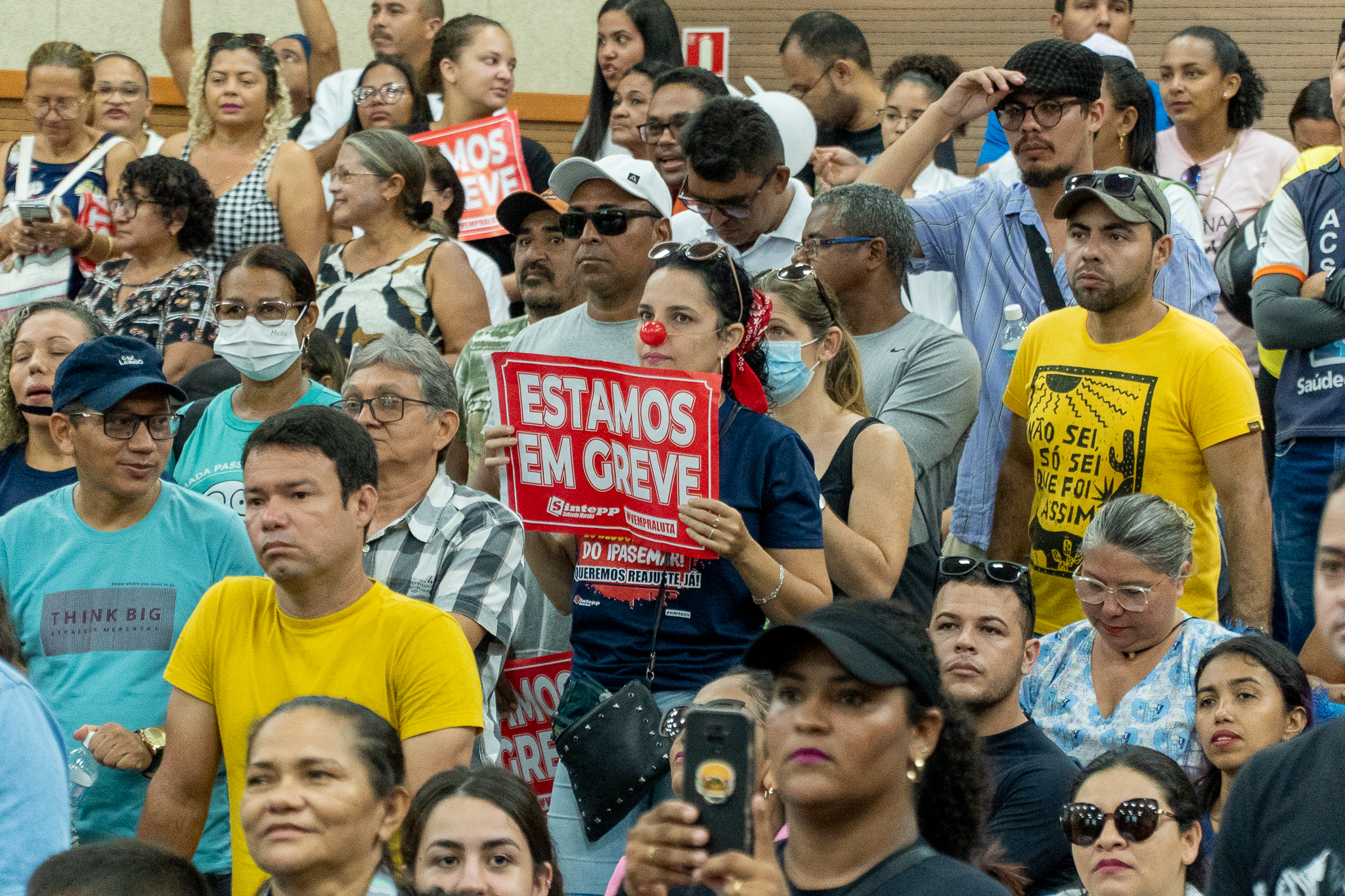 Servidores em greve participam de sessão na Câmara