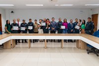 Vereadores entregam Moção de Aplausos a policiais militares