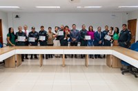 Vereadores entregam Moção de Aplausos a policiais militares
