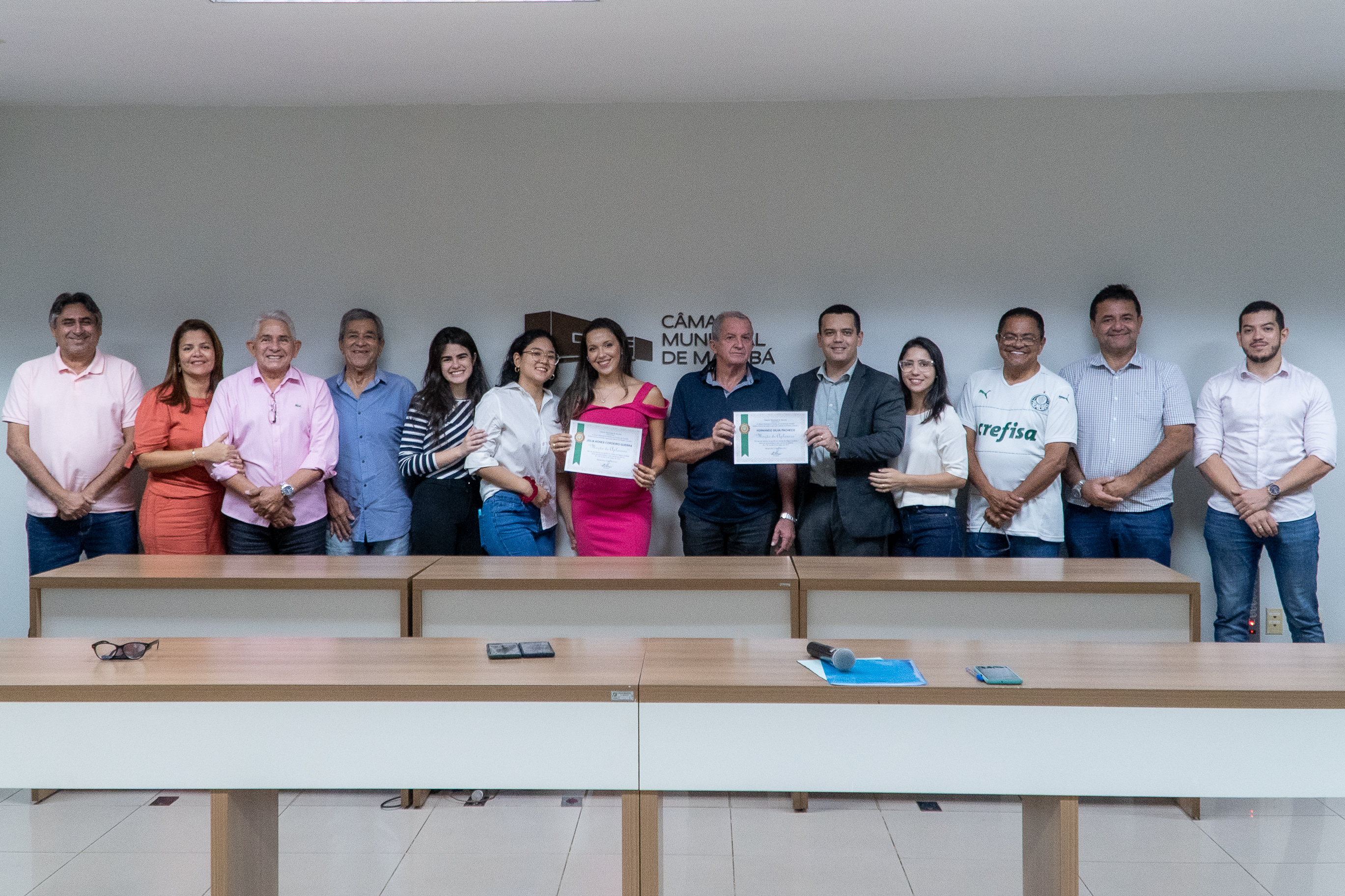 Vereadores homenageiam advogado e acadêmica de medicina que ajudaram vítimas de acidente