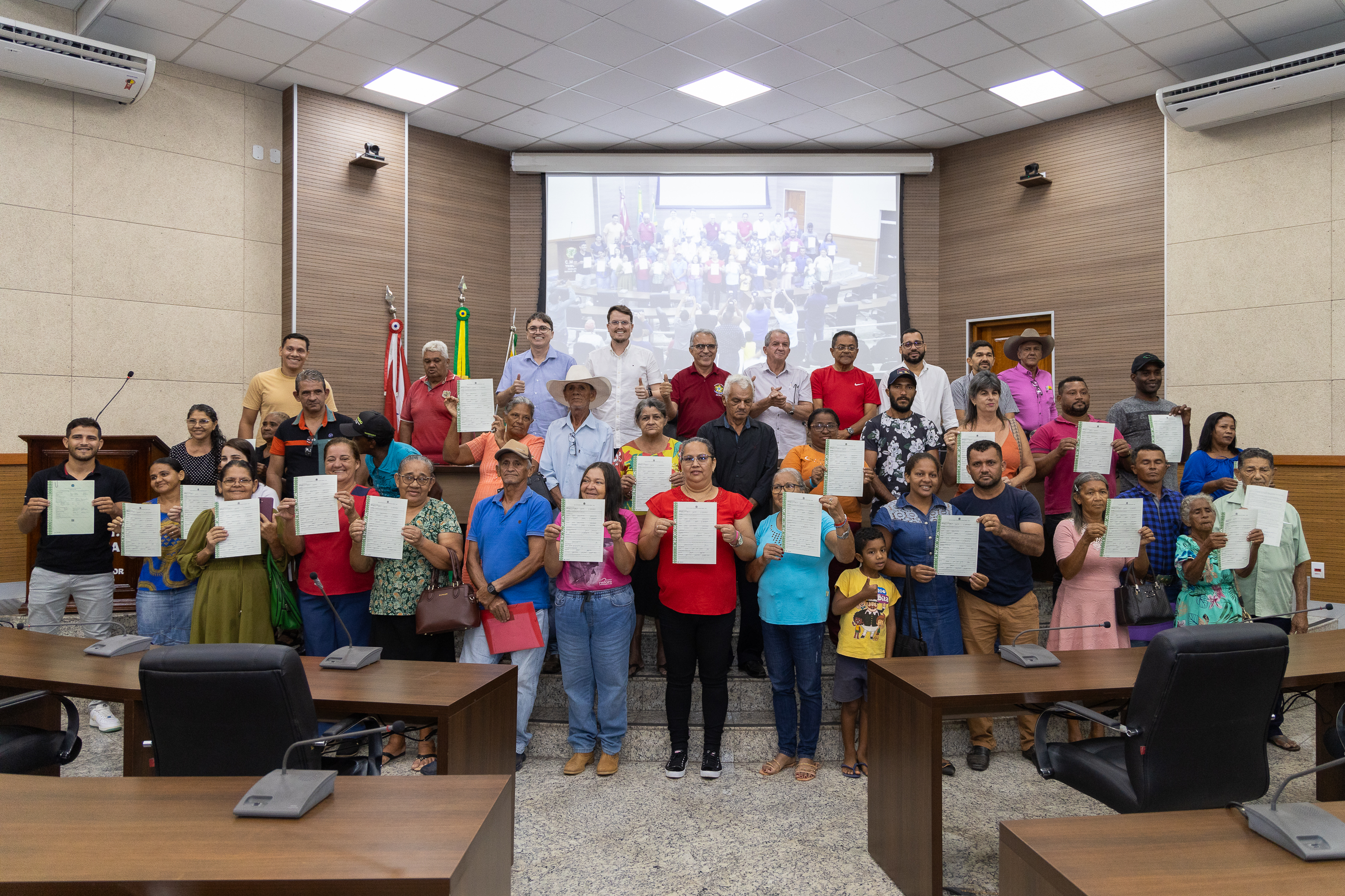 Vereadores participam de entrega de títulos do Incra