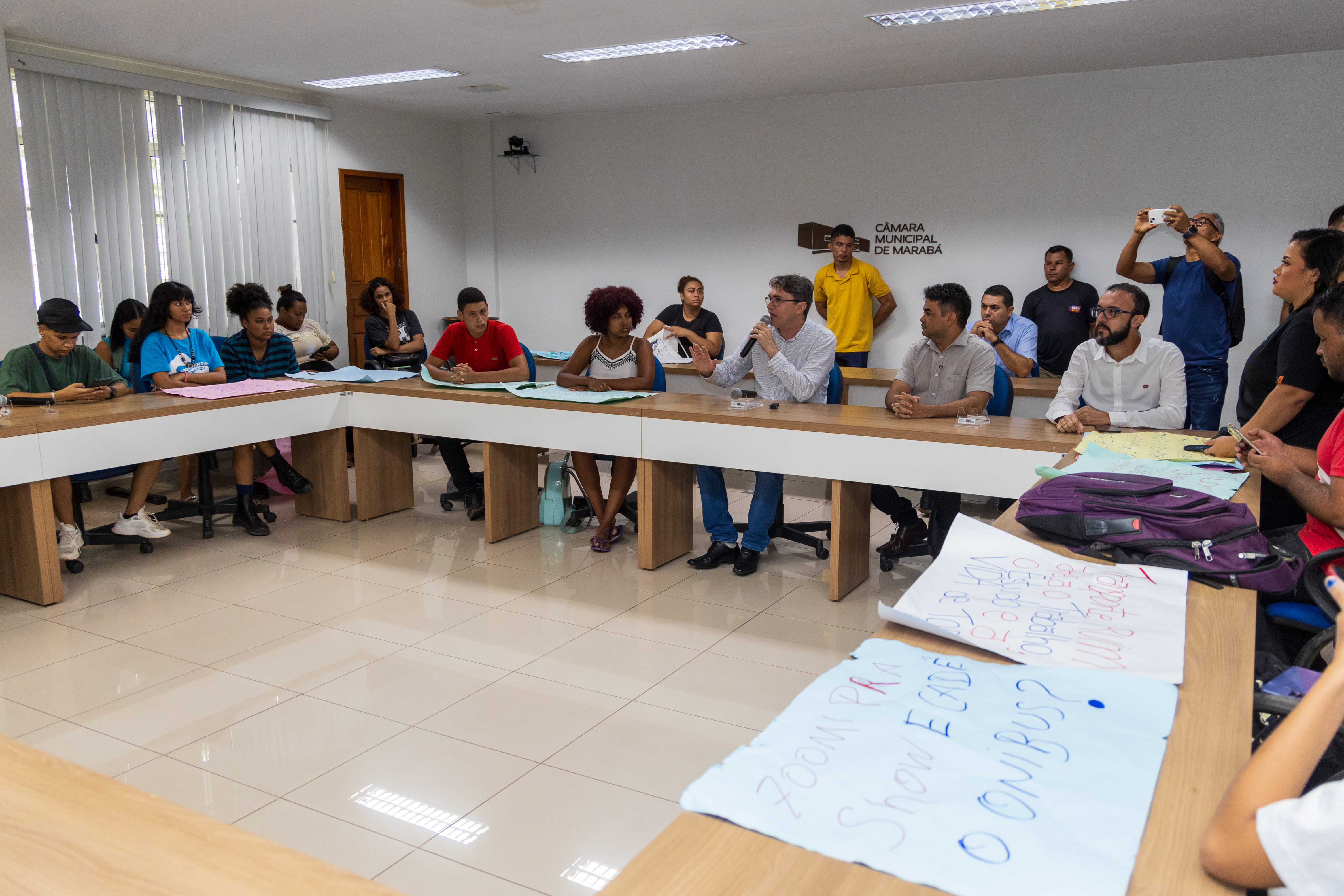 Vereadores recebem comissão de estudantes e cobram Executivo pelo caos no transporte