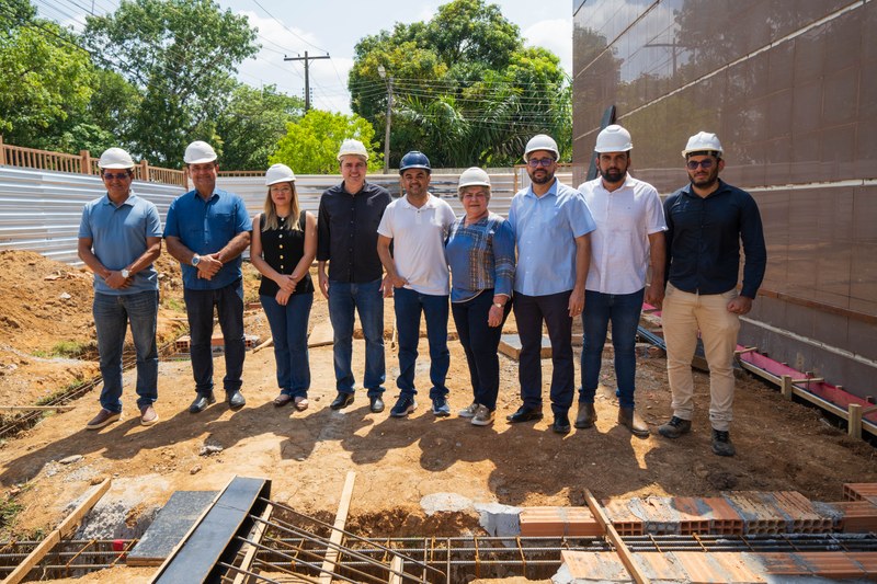 Vereadores visitam obra de ampliação do prédio da Câmara de Marabá